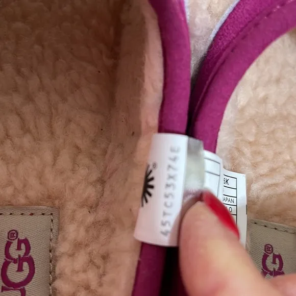 UGG Big girls fuscia fur slides new in box